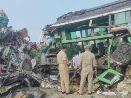 Accident : Truck and passenger bus crash in barabanki, 8 killed on the spot | Accident : म्हैस समोर आल्यानं ट्रक अन् बस चालकाचं नियंत्रण सुटलं; भीषण अपघातात 8 जणांचा जागीच मृत्यू