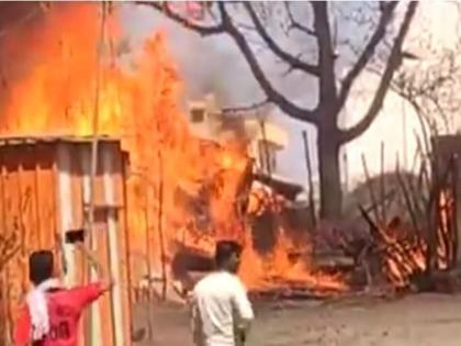 Fire breaks out in Khamgaon, merchants run after the fire broke out in the middle of the afternoon | खामगावांत टपऱ्यांना आग, भर दुपारीच आग लागल्याने व्यापाऱ्यांची धावपळ