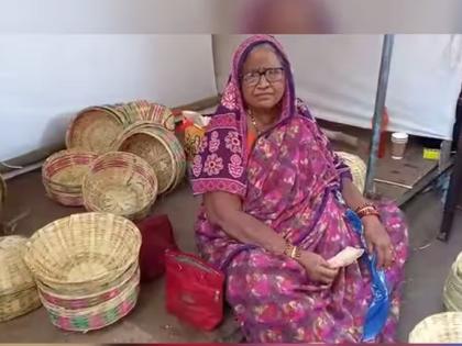 Mother of Shinde group MLA sells 'toplam, soup-durdi' during Mahakali yatra in chandrapur kishor jorgewar MLA | शिंदे गटातील आमदाराच्या मातोश्री विकतायंत 'टोपलं, सूप-दुर्डी'; म्हणे गावच्या यात्रेत होते जादा विक्री