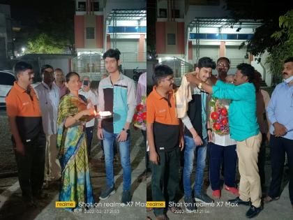 Russia-Ukraine War: After returning safely from Ukraine, Bharat was welcomed in Jallosha and the corporator was also present in ahmednagar | Russia-Ukraine War:युक्रेनमधून दोघे सुखरूप परतले, आईने केलं स्वागत तर नगरसेवकाकडून सत्कार