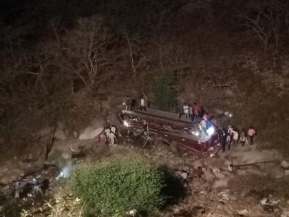 8 killed in Andhra Pradesh bus crash | बस दरीत कोसळली, आंध्र प्रदेशातील अपघातात ८ ठार