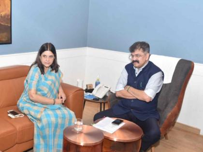 ... So Maneka Gandhi met, Minister Jitendra Awhad said because | ... म्हणून मनेका गांधींनी भेट घेतली, मंत्री आव्हाडांनी सांगितलं राज'कारण'