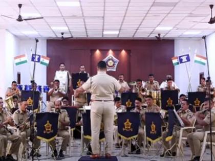 Khaki mumbai police band discusses on social media viral pdc | खाकीतील बँडची सोशल मीडियावर चर्चा, १९५९ पासून स्वत्रंतपणे हे बँड सुरू