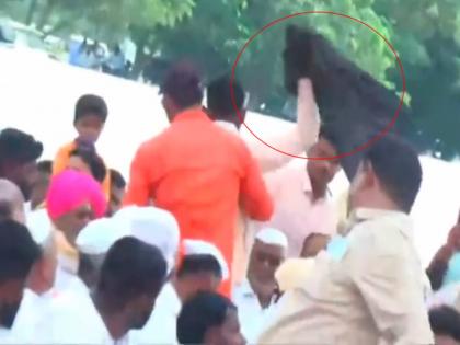 Maratha brothers showed black flags to Ajit Pawar in madha solapur | भरसभेत उपमुख्यमंत्री अजित पवारांना मराठा बांधवांनी दाखविले काळे झेंडे!