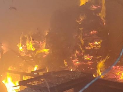 Fierce fire at paper warehouse in Bhiwandi | भिवंडीत पेपर गोदामाला भीषण आग, अग्निशमन दलाकडून शर्थीचे प्रयत्न