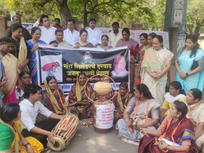 Nationalist aggressive against gas price hike; In Solapur, they broke pumpkins while chanting bhajans | गॅस दरवाढीविरुद्ध राष्ट्रवादी आक्रमक; सोलापुरात भजन म्हणत फोडला भोपळा