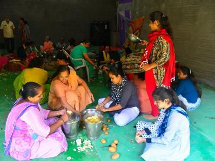 Hundreds of sisters in the service of devotees, forgetting the wealth of the house, higher education | MBA चं उच्च शिक्षण अन् घरची श्रीमंती विसरुन भाविकांच्या सेवेत करतात जेवण, धुणीभांडी