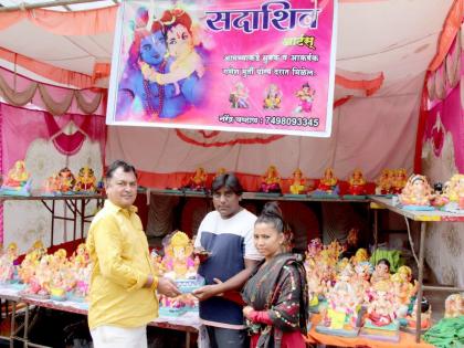 Bappa came as a builder in jalgaon, purchased 1008 remaining idols of artist | माणूसकी! बिल्डरच्या रुपात आले 'बाप्पा', विक्रेत्याकडून खरेदी केल्या तब्बल १००८ शिल्लक मूर्ती