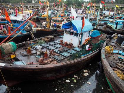 Announcement of fishing ban period from 1st June to 31st July in mumbai | १ जून ते ३१ जुलैपर्यंत मासेमारी बंदी कालावधीची घोषणा; मच्छिमार बोटी किनाऱ्याला