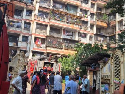 A closed house in the building caught fire; Loss of life was avoided as the family was out | इमारतीमधील बंद घराला आग; कुटुंब बाहेर असल्याने जिवीतहानी टळली