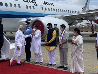 Narendra Modi: Welcoming the Prime Minister from Ajit Pawar in Pune, Modi put his hand on his shoulder | पुण्यात अजित पवारांनी केलं पंतप्रधानांचं स्वागत, मोदींनी ठेवला खांद्यावर हात