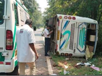 Minibus overturns in call to save cow; 20 passengers injured, two seriously | गाईला वाचविण्याच्या नादात मिनीबस पलटी; २० प्रवासी जखमी, दोघे गंभीर