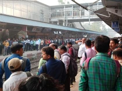 Signal failure on Titwala-Ambivali route; Mumbai local commuters hit on station of kalyan | टिटवाळा-आंबिवली मार्गावर सिग्नल फेल; मुंबईतील लोकल प्रवाशांना फटका