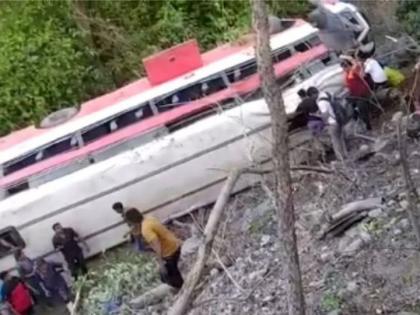 The ST fell into a 30 feet ravine at Palghar's Waghoba Pass | वाघोबा खिंडीत एसटी ३० फूट दरीत कोसळली, दैव बलवत्तर म्हणून सर्व प्रवासी बचावले