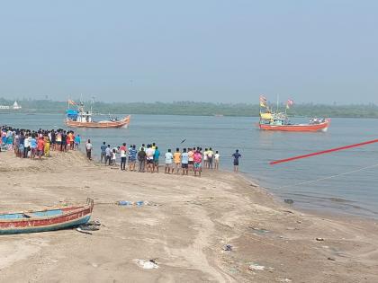 A fishing boat carrying small children capsized in palghar | लहान मुलांना समुद्रात घेऊन जाणारी मत्स्यगंधा बोट पलटली