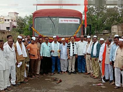 Lalpari got rid of Pandhari this year, double the income jalgaon msrtc on pandharichi wari | लालपरीला यंदा पंढरीचा विठूराया पावला, वारीमुळे उत्पन्नात दुपटीने वाढ