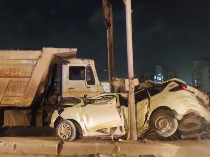 A speeding car hits a power pole; 2 pieces of car in a terrible accident in mumbai | मुंबईत कारची वीजेच्या खांबाला धडक; भीषण अपघातात गाडीचे २ तुकडे