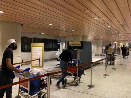 15 kg of gold seized at Mumbai airport in three days- Customs department's action | मुंबई विमानतळावर तीन दिवसांत पकडले १५ किलो सोने; सीमा शुल्क विभागाची कारवाई