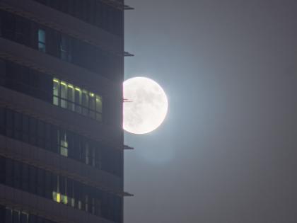 Chandra... 'Super Blue Moon' in the sky, captured in mobile by netizens | Video: चंद्रा... आकाशात अवतरला 'सुपर ब्लू मून'; मोबाईलमध्ये कैद, नेटीझन्स सुसाट