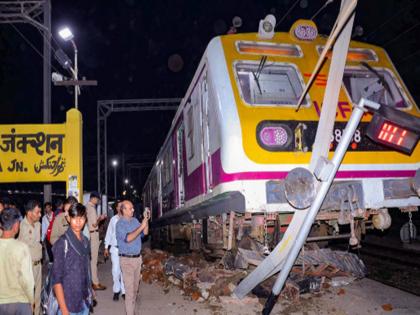 The driver kept looking at his mobile phone and the train went to the platform | चालक मोबाईल पाहत राहिला अन् ट्रेन गेली प्लॅटफॉर्मवर; व्हिडिओ व्हायरल