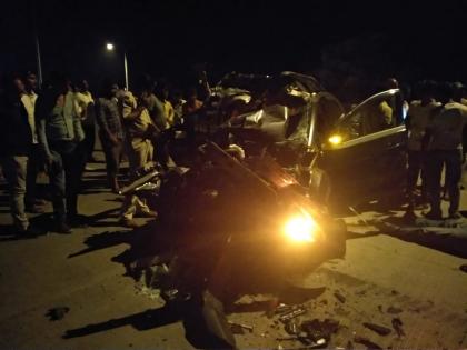 A car collided with a truck, two were killed on the spot and two were seriously injured | ट्रकला कारची भीषण धडक, दोघे जागीच ठार 2 जण गंभीर जखमी