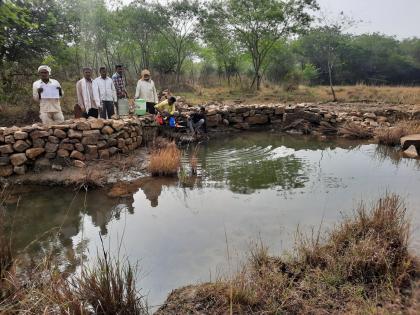 Such a superstition of healing; Crowd for puddle water in latur | रोगमुक्तीची अशीही अंधश्रध्दा; डबक्यातल्या पाण्यासाठी तोबा गर्दी !