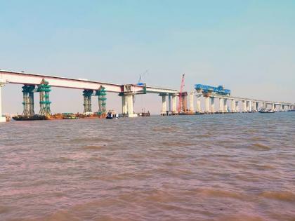 Connecting Mumbai-Raigarh, the country's longest steel deck stands in the sea | मुंबई-रायगड जोडलं, समुद्रात उभा राहिला देशातील सर्वात लांब स्टील डेक