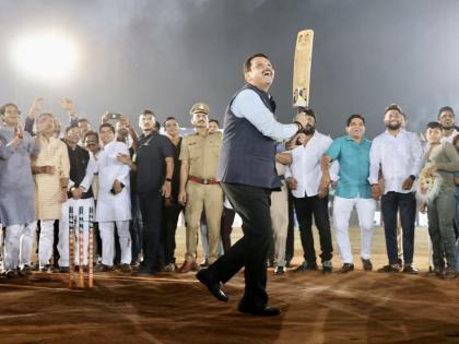 Video: Cricket is my favorite game too, Devendra Fadnavis' batting; Sixes on sixes in bhiwandi | Video: क्रिकेट माझाही आवडता खेळ, फडणवीसांची फटकेबाजी; षटकारवर षटकार