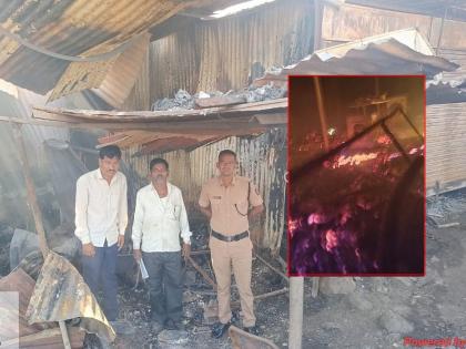 4 shops including dispensary on Warangafati fire; Eleven lakhs loss | वारंगाफाट्यावर दवाखान्यासह 4 दुकानांना भीषण आग; अकरा लाखांचे नुकसान