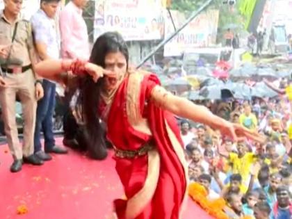 Gautami Patil's 'Jalwa' at MLA's Dahi Handi Festival in Mumbai; Cheering fans | मुंबईतील आमदाराच्या दहीहंडी उत्सवात गौतमी पाटीलचा जलवा'; चाहत्यांचा जल्लोष