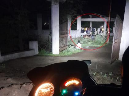 This is the path of death... funeral in the light of the two-wheeler, darkness in the Prashanasana in Solapur | ही वाट जरी सरणाची... टू-व्हीलरच्या प्रकाशात अंत्यसंस्कार, प्रशासनात गडद अंधार