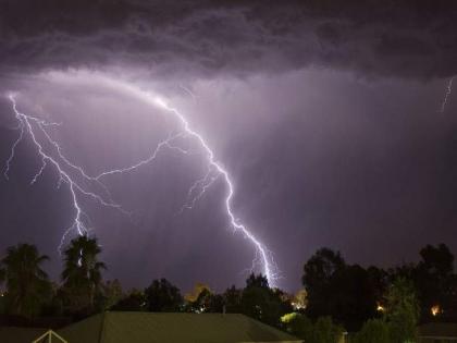 7 killed when tree fell on assembly hall due to stormy wind; 5 seriously, 40 injured in akola | मोठी दुर्घटना ! सभामंडपावर झाड कोसळून ७ भाविक ठार; ५ गंभीर, ४० जखमी