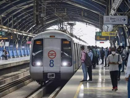 Big decision of Delhi Metro, passengers are allowed to carry two bottles of liquor | दिल्ली मेट्रोचा मोठा निर्णय, प्रवाशांना दोन बाटल्या दारू बाळगण्यास परवानगी