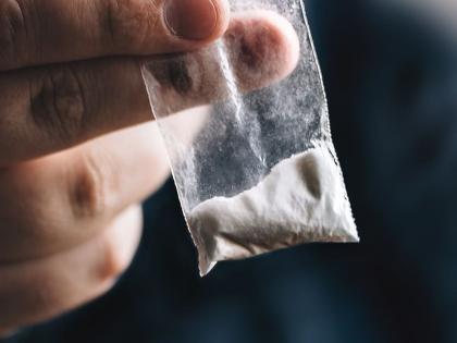 A salesman was caught with drugs worth Rs 5,000 from the school grounds | शाळेच्या मैदानातून ५ हजारांच्या ड्रग्जसह सेल्समनला पकडले