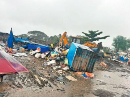 Abundant life on the road; Bulldozer moved over 250 houses | भरपावसात संसार रस्त्यावर; २५० घरांवर फिरविला बुलडोझर