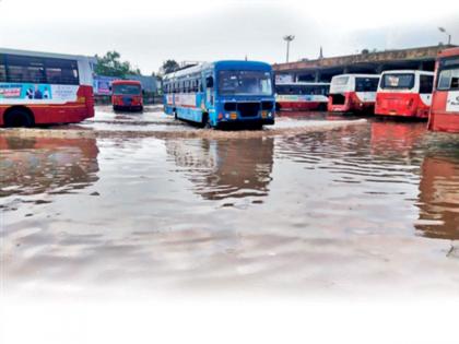 Summer monsoon: 6 killed by lightning; Crops fell asleep due to hail | उन्हाळ्यात पावसाळा अन् थंडीही, वीज पडून ६ ठार; गारपिटीने पिके झोपली