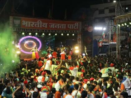 Ashtavinayak Govinda team honored at Modi's Navlai Dahihandi festival in Dombivli | डोंबिवलीतील मोदींची नवलाई दहीहंडी उत्सवात अष्टविनायक गोविंदा पथकाला मान