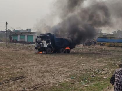 Sister crushed brother with tipper in Wathoda; The angry mob set the tipper on fire | वाठोड्यात बहिण भावाला टिप्परने चिरडले; संतप्त जमावाने टिप्पर पेटविले