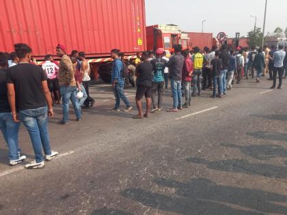 Rushing two-wheelers collide with container trailers on Gavanphata-Chirle highway: | गव्हाणफाटा-चिर्ले हायवेवर भरधाव दुचाकीला कंटेनर ट्रेलर्सची धडक; एक ठार