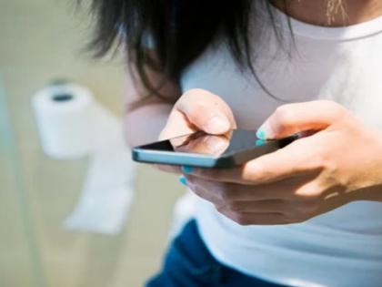 If you use the phone in the toilet, there is a risk of diarrhoea, tuberculosis and encephalitis | टॉयलेटमध्ये फोन वापरत असाल तर अतिसार, क्षयरोग अन् मेंदूज्वराचा धोका