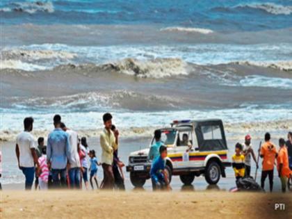 How many more tourists to watch drown? Lifeguards need facilities | अजून किती पर्यटकांना बुडताना पाहायचे? जीवरक्षकांना सुविधा हव्यात