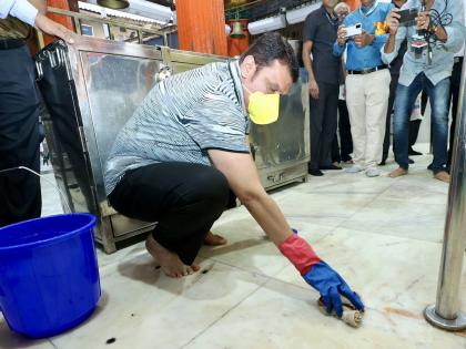 Video: Responding to Modi's call, Devendra Fadnavis cleaned this temple in Mumbai | Video: मोदींच्या आवाहनाला प्रतिसाद; फडणवीसांनी 'या' मंदिरात केली साफ-सफाई