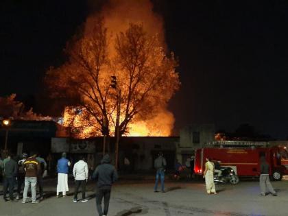 A fire broke out in Pune at 1 am, the administration lost sleep, fire brigade reached in sindhgad road | पुण्यात रात्री १ वाजता आगीचा भडका, प्रशासनाची उडाली झोप; अग्निशामक गाड्या दाखल