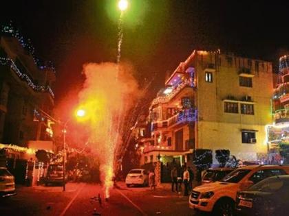 Case against 806 people who burst firecrackers in Mumbai; from the police | मुंबईत फटाके फोडणाऱ्या ८०६ जणांविरुद्ध गुन्हा; पोलिसांकडून ७३४ जणांवर कारवाई