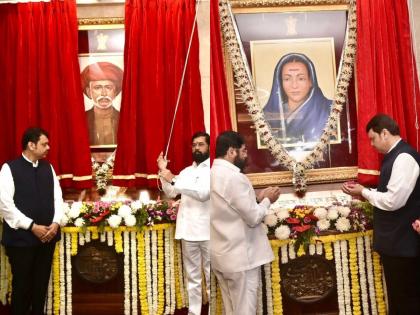 Oil paintings of Mahatma Jyotiba and Savitribai Phule were put up in the ministry | विनम्र अभिवादन... मंत्रालयात लागले महात्मा फुले अन् सावित्रीबाईंचे तैलचित्र