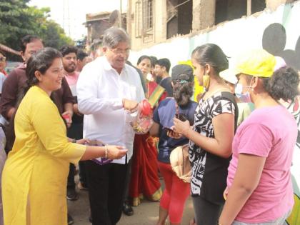 Chandrakant Patil: ... And Chandrakant Patli suddenly stopped the car and gave chokteli to the children | Chandrakant Patil: ... अन् चंद्रकांत पाटलांनी अचानक गाडी थांबवून मुलांना चॉकलेट्स दिली