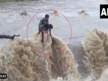 'The two-wheeler was carried away, both lives were hanging; The video of those stuck on the bridge went viral of rajsthan bridge | Video: 'दुचाकी गेली वाहून, जीव टांगणीला; पुलावर अडकलेल्या दोघांचा व्हिडिओ व्हायरल