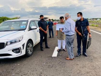 ... Then Nitin Gadkari drank tea in a car traveling at a speed of 130 kmph in pune-mumbai highway | एक्सप्रेस वेवर गाडीचा स्पीड 130 किमी, गडकरी म्हणाले; चहाचा थेंब खाली पडला तर...