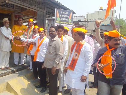 Govt's Show Carrots Budget; Thackeray group distributed free carrots in Solapur | गाजरं फुकट... सोलापुरात ठाकरेंच्या शिवसेनेकडून अर्थसंकल्पाचा असाही निषेध