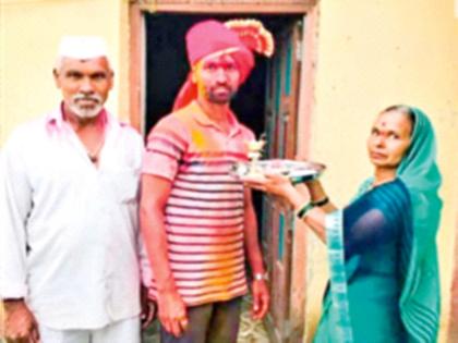 Leka wins ... Farmer's son becomes a psi in pune, father got emotional | लेकानं जिंकलं... शेतकऱ्याचं पोरगं फौजदार झालं अन् बापाच्या डोळ्यातून घळाघळा अश्रू आले